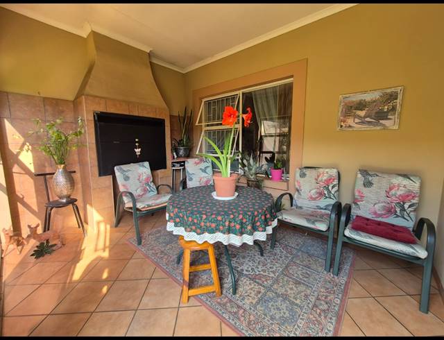 2 BEDROOM TOWNHOUSE FOR SALE IN VANDERBIJLPARK SE 2